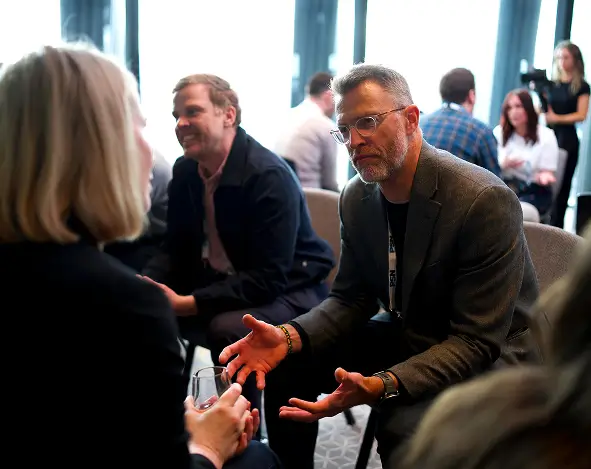 Focused discussion between two people during a professional networking session.